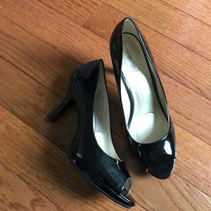 Women’s Bandolino patent size 10 peep toe pumps